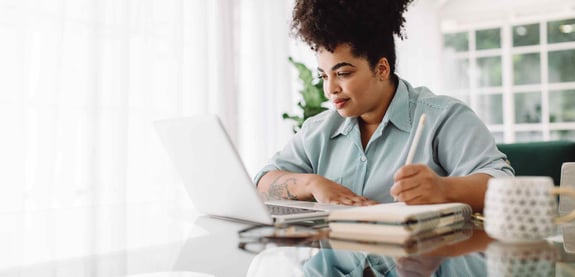 woman_on_laptop_with_notebook